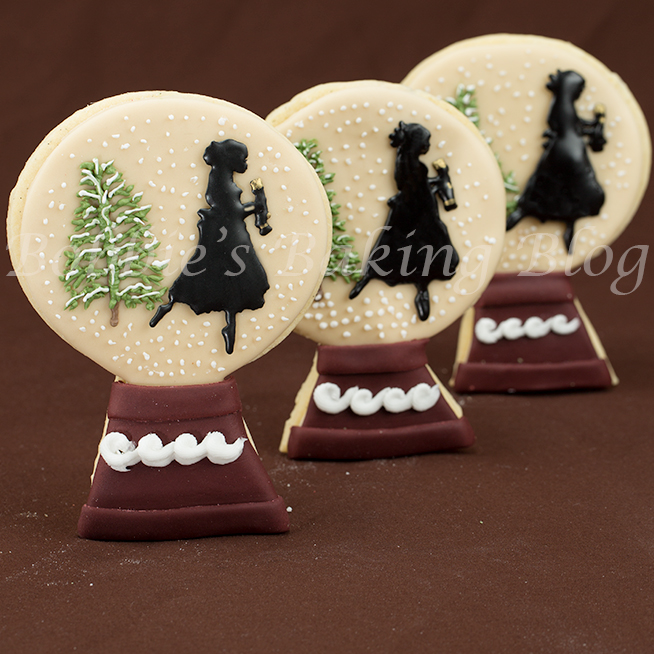 how-to-decorate a nutcracker snow globe cookies/