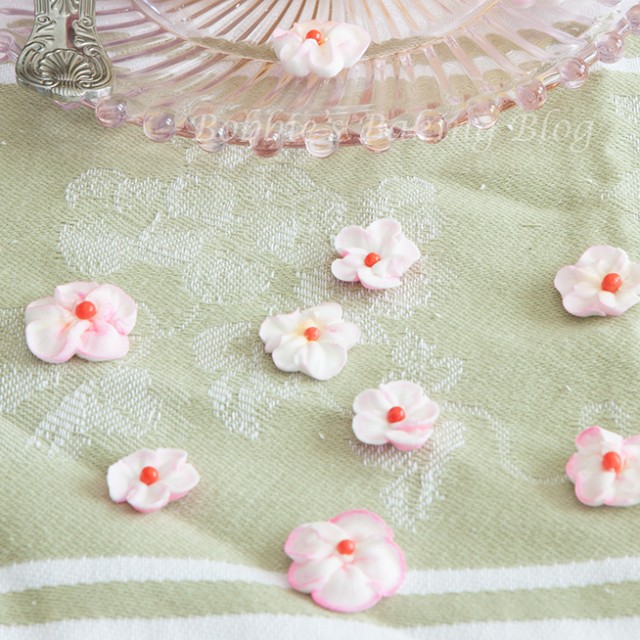 Royal Icing and Piping Flowers Bobbies Baking Blog