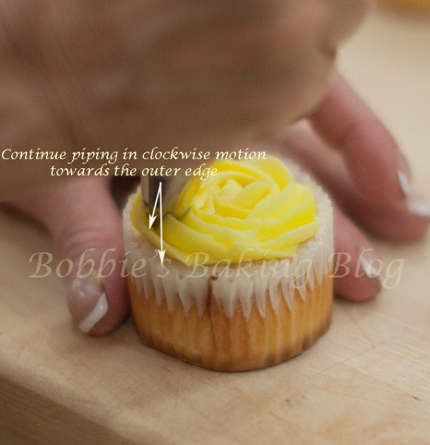 Piping Buttercream Roses and Swirls Using Open Star Tip Bobbies