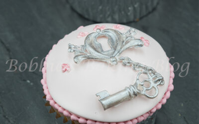 You Hold the Key to My Heart Cupcake Tutorial